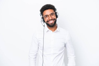 Tele pazarlamacı Brezilyalı adam beyaz arka planda izole edilmiş bir kulaklıkla çalışıyor.