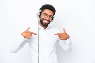 Tele pazarlamacı Brezilyalı bir adam beyaz arka planda izole edilmiş gururlu ve kendinden memnun bir kulaklıkla çalışıyor.