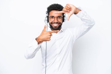 Tele pazarlamacı Brezilyalı bir adam beyaz arka planda odaklanan bir yüzle izole edilmiş bir kulaklıkla çalışıyor. Çerçeve sembolü
