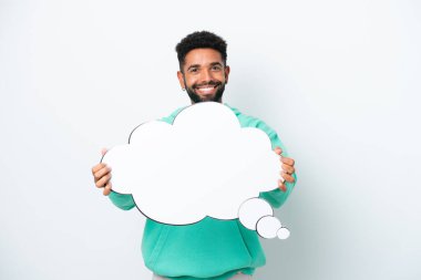Düşünen bir konuşma balonu tutan Brezilyalı genç bir adam beyaz arka planda izole edilmiş.