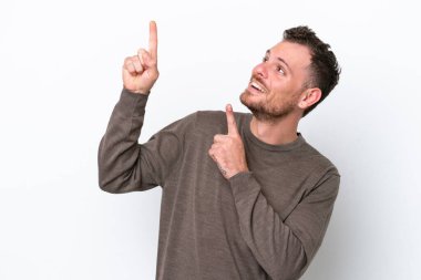 Beyaz arka planda izole edilmiş genç Brezilyalı adam işaret parmağıyla işaret etmek harika bir fikir.