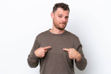 Beyaz arka planda izole edilmiş genç Brezilyalı adam kendini işaret ediyor.