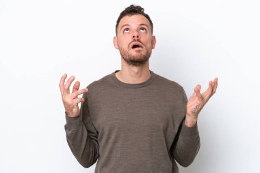 Beyaz arka planda izole edilmiş genç Brezilyalı adam bunalıma girdi.