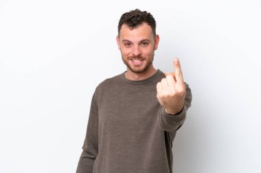 Beyaz arka planda izole edilmiş genç Brezilyalı bir adam geliyor.