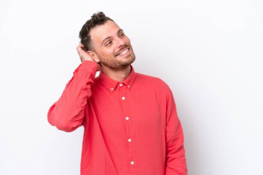 Genç Brezilyalı bir adam beyaz arka planda izole edilmiş bir fikir düşünüyor.