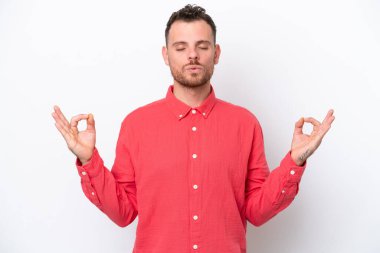 Zen pozisyonunda beyaz arka planda izole edilmiş genç Brezilyalı adam.