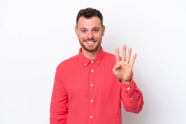 Genç Brezilyalı adam beyaz arka planda izole edilmiş mutlu ve parmakları olan dört kişi sayıyor.