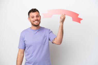 Genç Brezilyalı bir adam beyaz arka planda izole edilmiş, elinde boş bir pankart var.