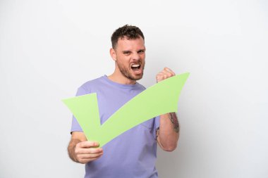 Beyaz arka planda izole edilmiş genç Brezilyalı bir adam elinde bir çek ikonu tutuyor ve zaferi kutluyor.