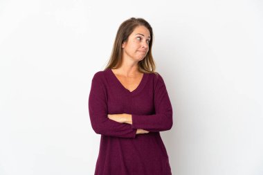 Orta yaşlı Brezilyalı bir kadın beyaz arka planda izole edilmiş. Taraf ararken şüphe duyuyor.