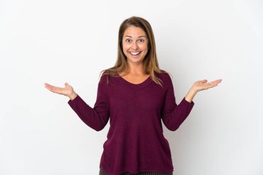 Yüzünde şok ifadesi olan orta yaşlı Brezilyalı bir kadın beyaz arka planda izole edilmiş.