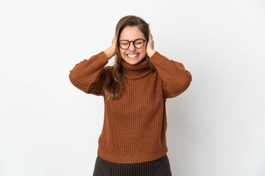 Beyaz arka planda izole edilmiş orta yaşlı Brezilyalı kadın hayal kırıklığına uğramış ve kulaklarını kapatmış.