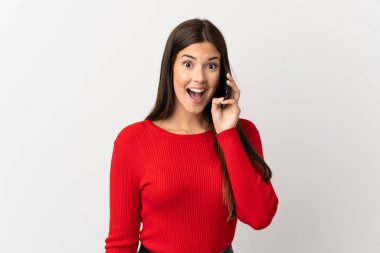 İzole edilmiş beyaz bir zemin üzerinde cep telefonu kullanan Brezilyalı genç bir kız.