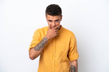 Beyaz arka planda tecrit edilmiş beyaz Brezilyalı genç adam