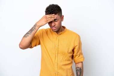 Beyaz arka planda başı ağrıyan genç, beyaz Brezilyalı bir adam.