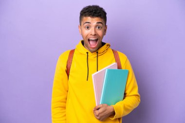 Mor arka planda yüzü sürpriz bir ifadeyle izole edilmiş genç Brezilyalı öğrenci.