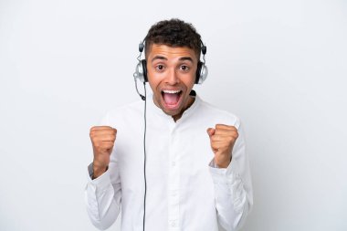 Beyaz arka planda izole edilmiş kulaklıkla çalışan Brezilyalı bir pazarlamacı galibiyeti kutluyor.