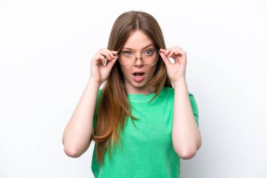 Beyaz arka planda gözlüklü ve şaşkın bakışlı beyaz bir kadın.