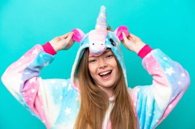 Beyaz atlı genç kız elinde yastıkla tatlı bir ifadeyle gülümsüyor.