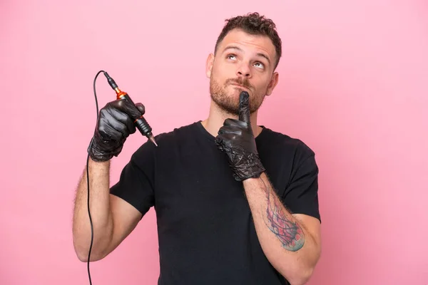 Tattoo Artist Brazilian Man Isolated Pink Background Having Doubts While — Stockfoto