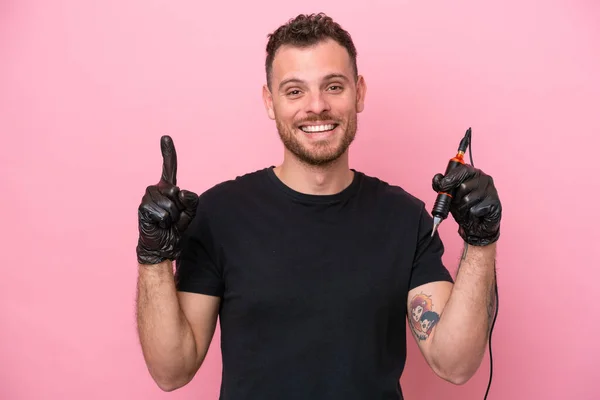 Tattoo Artist Brazilian Man Isolated Pink Background Showing Lifting Finger — Stockfoto