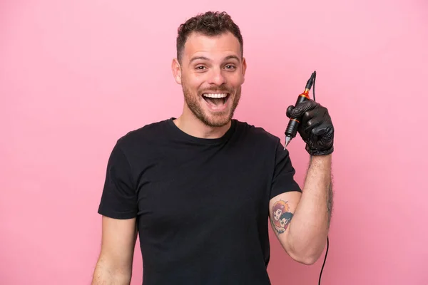 Tatuering Artist Brazilian Man Isolerad Rosa Bakgrund Med Överraskning Ansiktsuttryck — Stockfoto