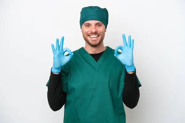 Kirurg Brasiliansk Man Grön Uniform Isolerad Vit Bakgrund Visar Tecken — Stockfoto