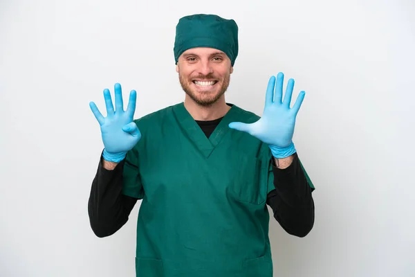 Kirurg Brasiliansk Man Grön Uniform Isolerad Vit Bakgrund Räkna Nio — Stockfoto