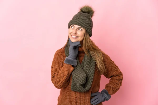 Mulher Meia Idade Com Chapéu Inverno Isolado Fundo Rosa Pensando — Fotografia de Stock