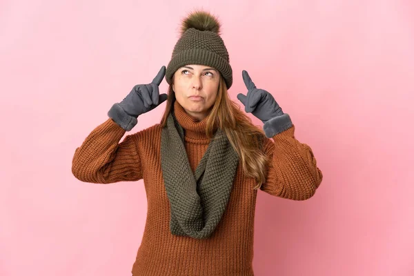 Femme Âge Moyen Avec Chapeau Hiver Isolé Sur Fond Rose — Photo