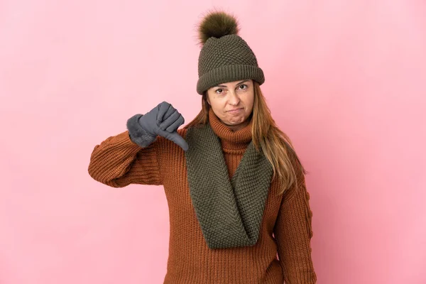 Medelålders Kvinna Med Vinter Hatt Isolerad Rosa Bakgrund Visar Tummen — Stockfoto