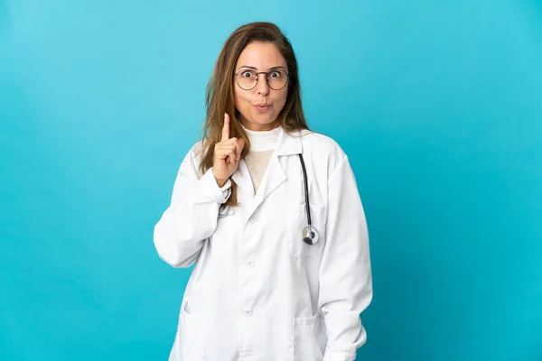 年事已高的巴西女医生被隔离在蓝色背景下 她想在举手表决的同时实现这个解决方案 — 图库照片