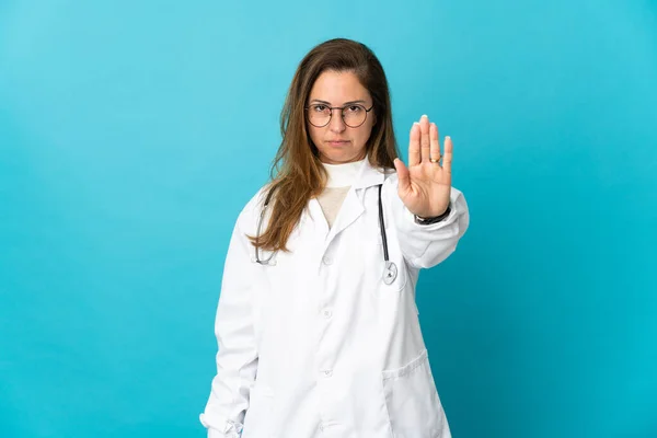 Střední Věk Brazilský Lékař Žena Izolované Modrém Pozadí Dělat Stop — Stock fotografie