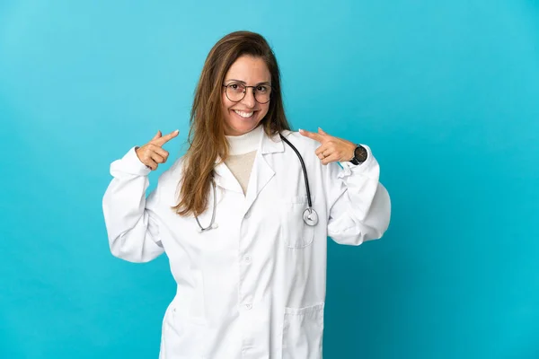 Médica Brasileira Meia Idade Isolada Fundo Azul Dando Gesto Polegar — Fotografia de Stock