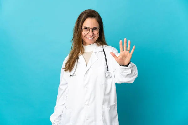 Médica Brasileira Meia Idade Isolada Fundo Azul Contando Cinco Com — Fotografia de Stock