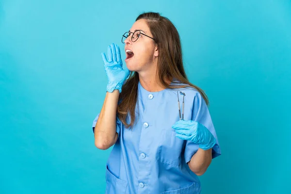 Zahnärztin Mittleren Alters Brasilianerin Hält Werkzeug Über Isolierten Hintergrund Schreit — Stockfoto