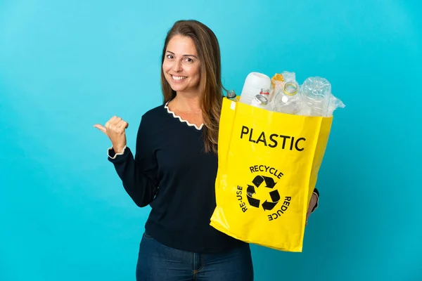 Medelåldern Brasiliansk Kvinna Håller Påse Full Plastflaskor För Att Återvinna — Stockfoto