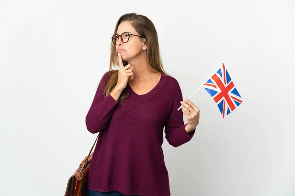 Medelåldern Brasiliansk Kvinna Som Håller Brittisk Flagga Isolerad Vit Bakgrund — Stockfoto