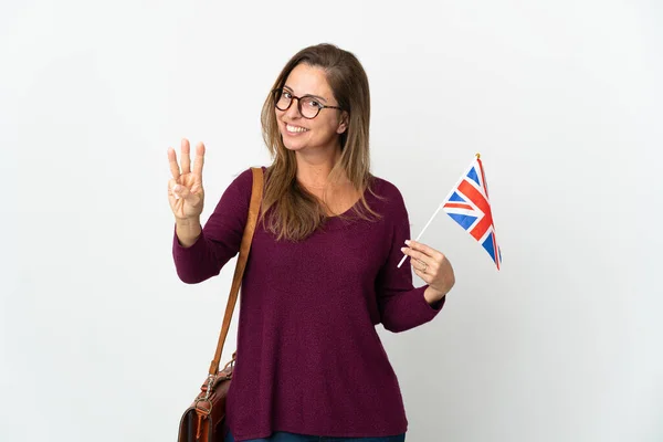 Бразилька Средних Лет Держит Флаг Великобритании Белом Фоне Счастливой Считает — стоковое фото