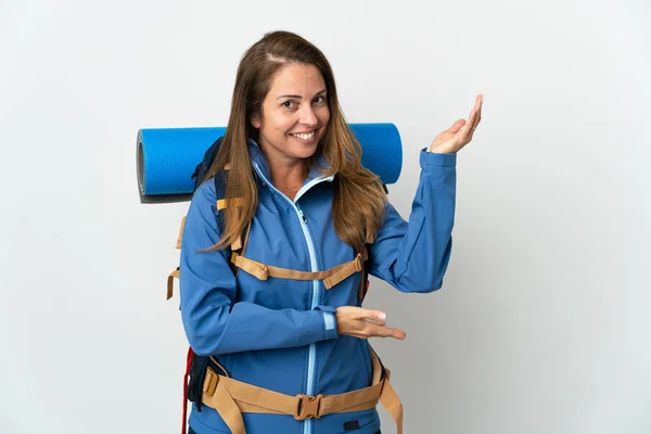Женщина Альпинистка Средних Лет Большим Рюкзаком Изолированном Фоне Протягивает Руки — стоковое фото