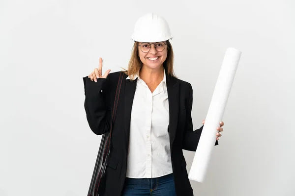 中年妇女建筑师 头戴安全帽 在孤立的背景下拿着蓝图 提出了一个伟大的想法 — 图库照片