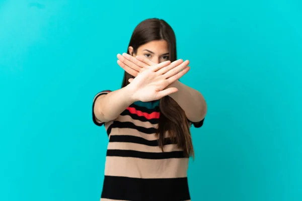 Teenager Brazilské Dívka Přes Izolované Modré Pozadí Dělat Stop Gesto — Stock fotografie