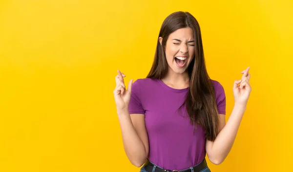 Adolescente Menina Brasileira Sobre Fundo Amarelo Isolado Com Dedos Cruzando — Fotografia de Stock