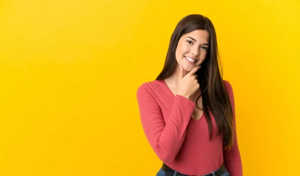 Teenager Brasilianische Mädchen Über Isolierten Gelben Hintergrund Glücklich Und Lächelnd — Stockfoto