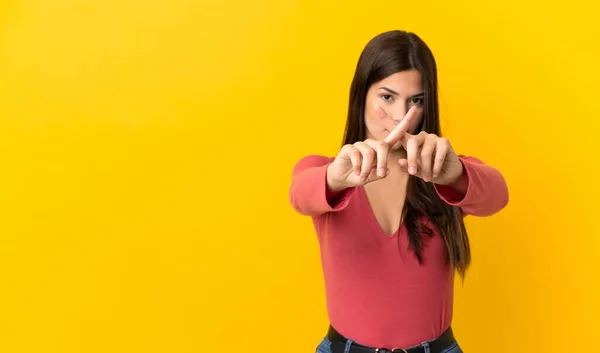Teenager Brazilské Dívka Přes Izolované Žluté Pozadí Dělat Stop Gesto — Stock fotografie