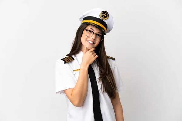 巴西女飞行员戴着眼镜 面带微笑地飞越了孤立的白色背景 — 图库照片