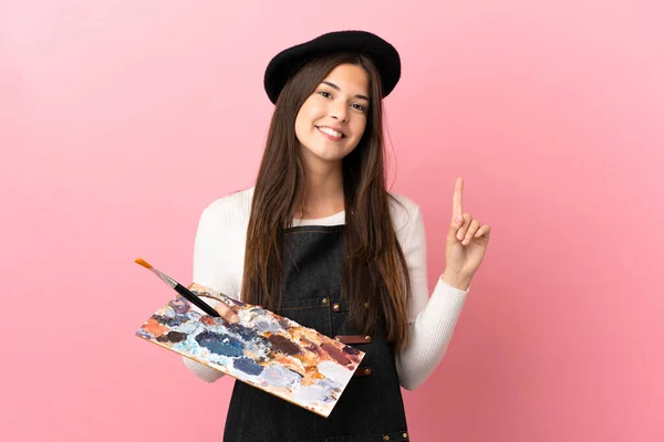 Młoda Artystka Dziewczyna Trzyma Paletę Odizolowanym Różowym Tle Pokazując Podnosząc — Zdjęcie stockowe