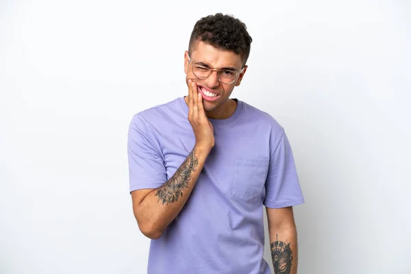 Beyaz Arka Planda Diş Ağrısı Çeken Beyaz Tenli Brezilyalı Genç — Stok fotoğraf