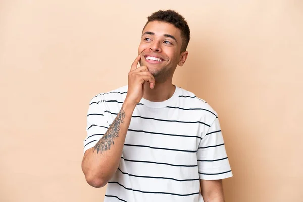 Young Brazilian Man Isolated Beige Background Thinking Idea While Looking — ストック写真