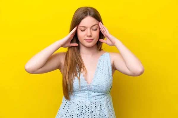 Junge Kaukasische Frau Isoliert Auf Gelbem Hintergrund Mit Kopfschmerzen — Stockfoto